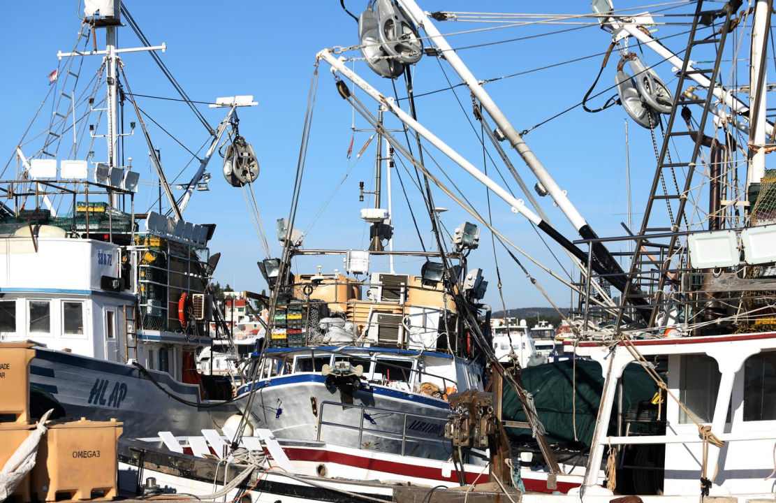 Dok traje lovostaj na srdele tribunjski ribari krpaju mreže: ‘Kaki je to vez? Najlipši!’