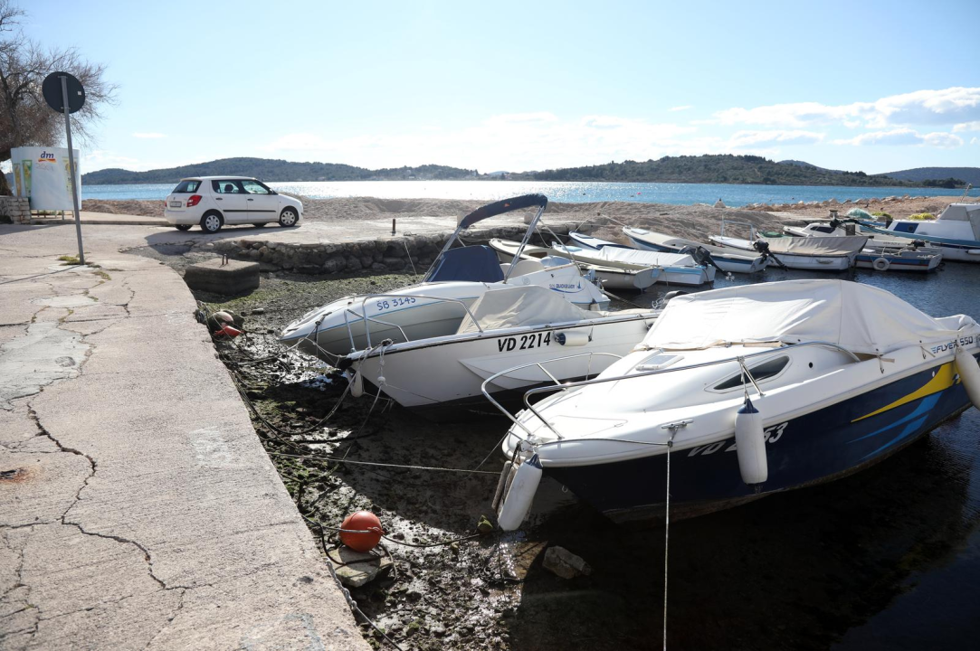 Nakon drame s burom, oseka na Srimi nasukala brodove!