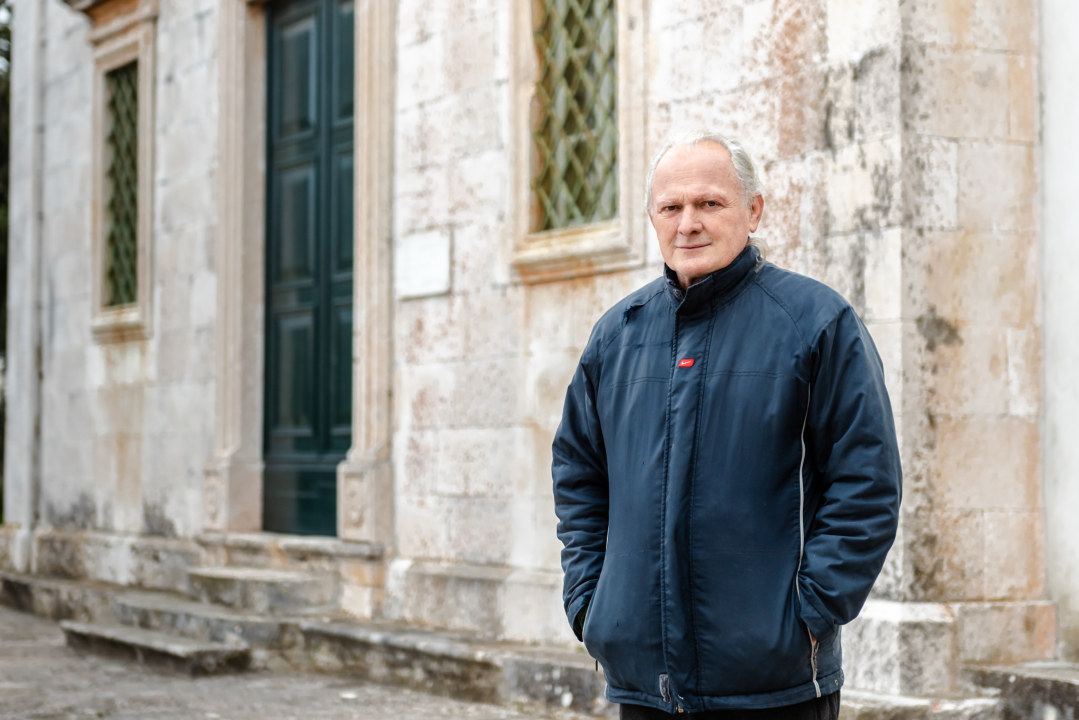 Don Spomenko već 36 godina župnik je na Zlarinu: 'Ja sam vam kao sv. Petar s ključevima, otvaram i crkvu i kafić'