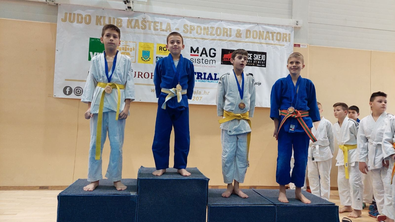 Mladi članovi Judo kluba Šibenik u Kaštelima do 4 zlata i 6 medalja ukupno
