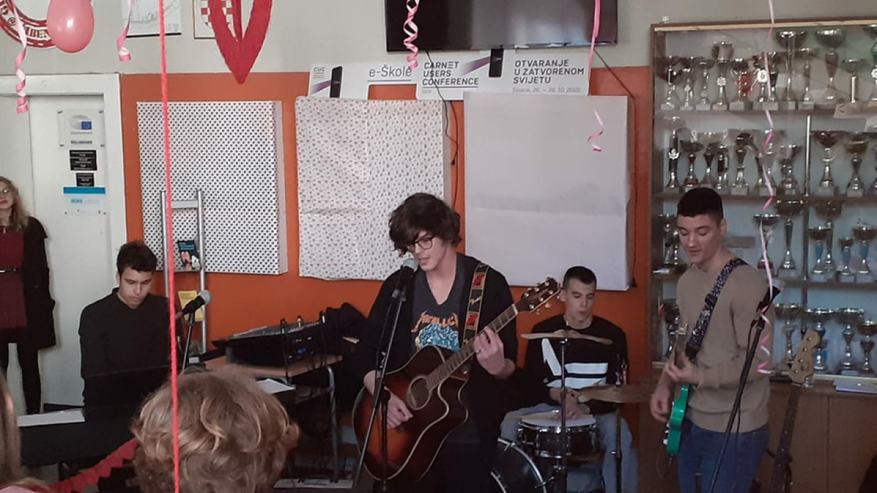 Pogledajte kako su šibenski gimnazijalci obilježili Valentinovo