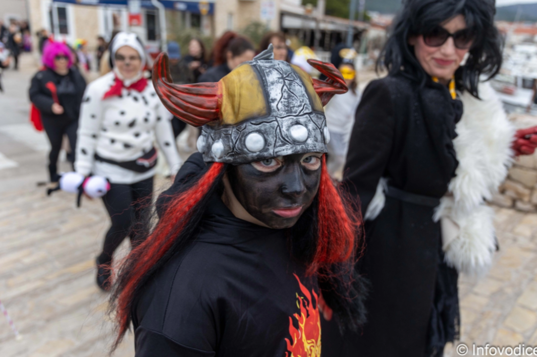 Maškare u Tribunju: Zapaljen Krnjo Euro Svrgokun