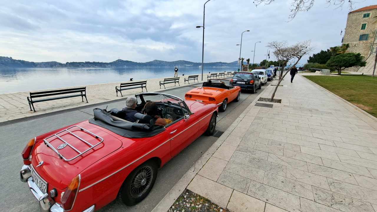 Vlasnici oldtimera iz cijele Dalmacije nedjelju proveli na druženju u Šibeniku