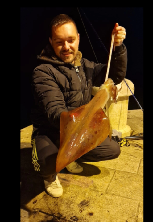 Vodičanin Robert s rive ulovio lignju tešku skoro dva kilograma