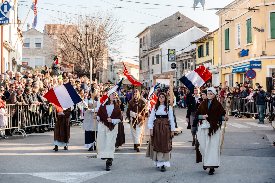 Murterini molili za predbračnu čistoću, u kokošinjcu izbila pobuna, a Let 3 napravio spektakl