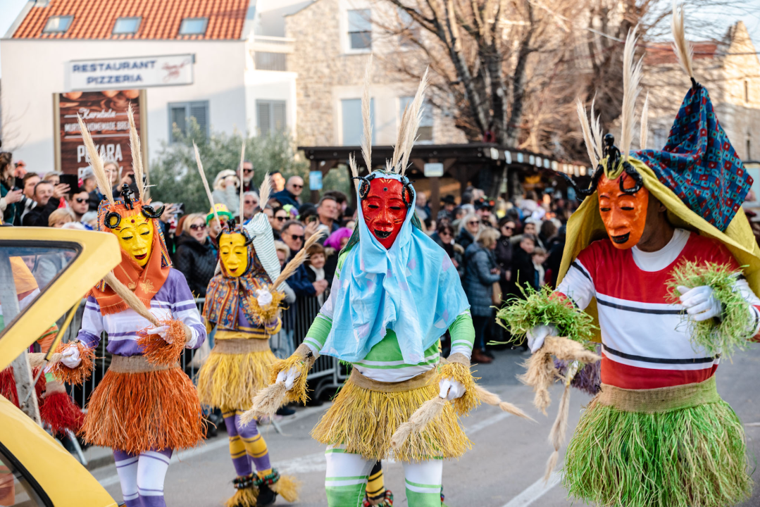 Murterini molili za predbračnu čistoću, u kokošinjcu izbila pobuna, a Let 3 napravio spektakl
