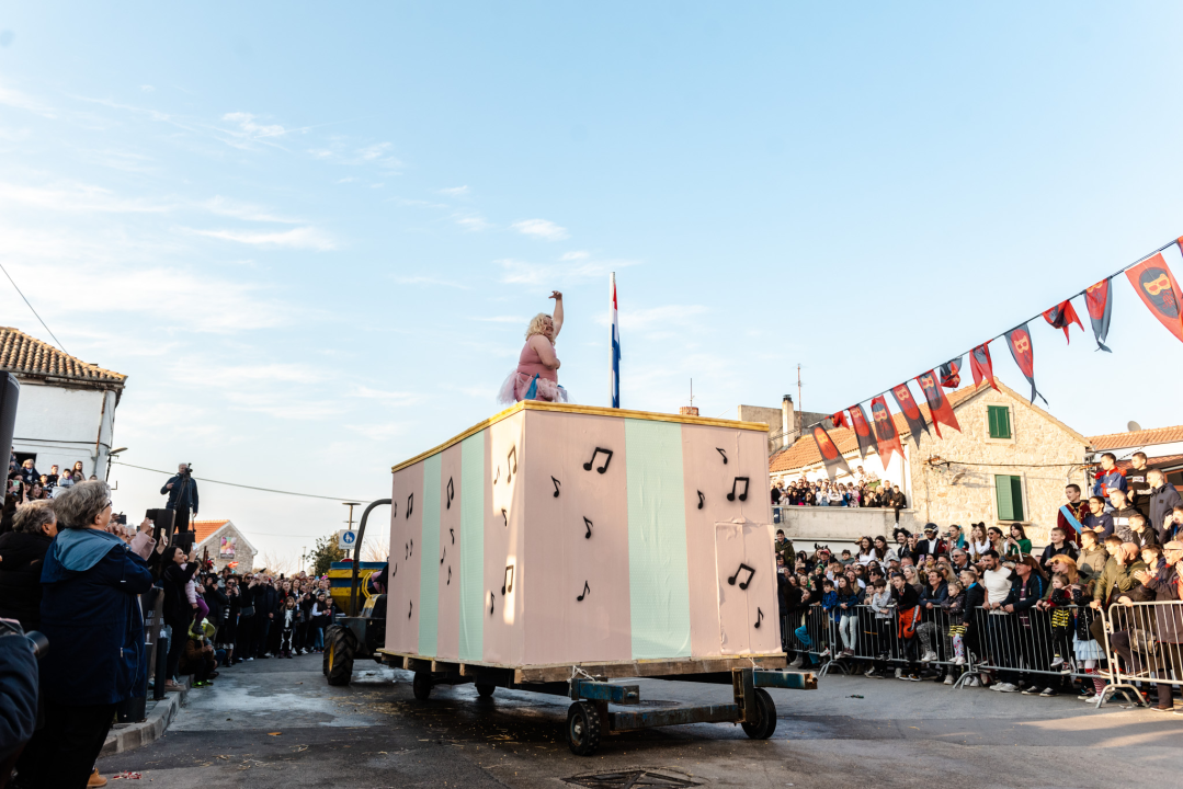 Murterini molili za predbračnu čistoću, u kokošinjcu izbila pobuna, a Let 3 napravio spektakl