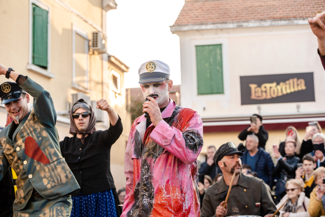 Murterini molili za predbračnu čistoću, u kokošinjcu izbila pobuna, a Let 3 napravio spektakl