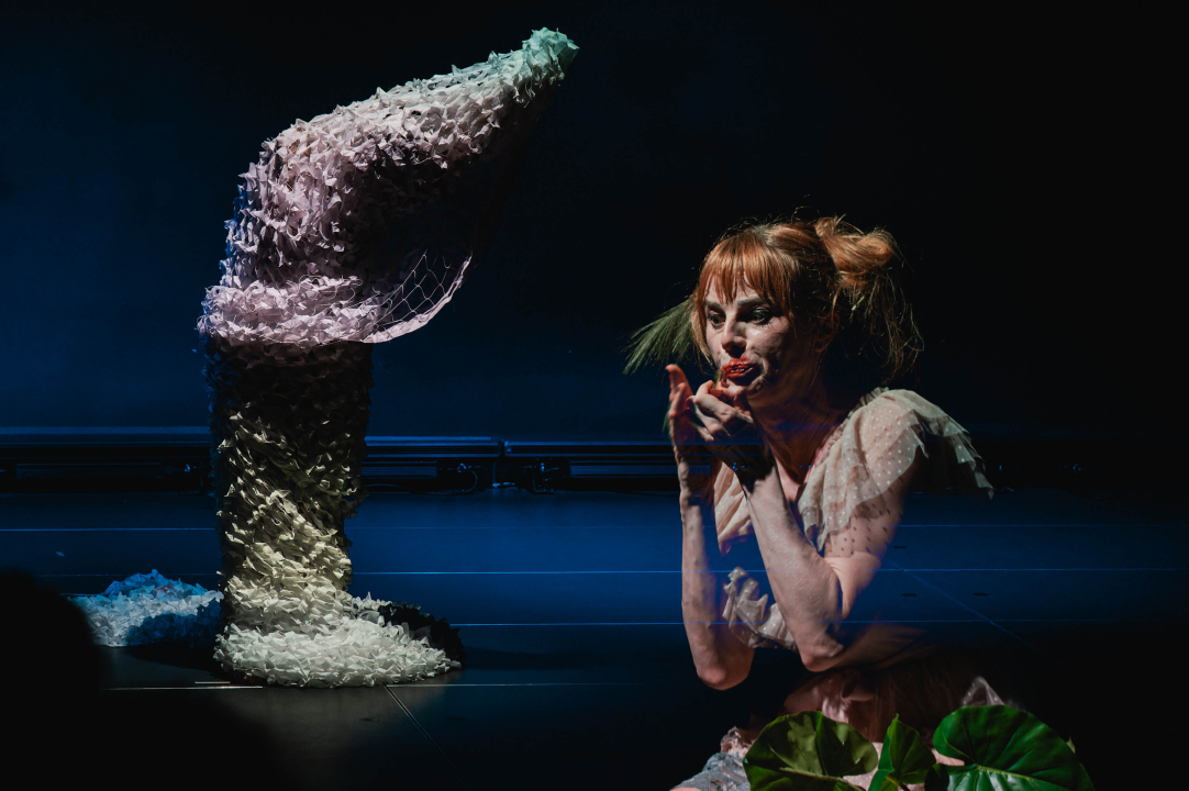 Neverbalna fantazija u Arsenu u maniri novog cirkusa: Usamljena žena protiv masovnog zla