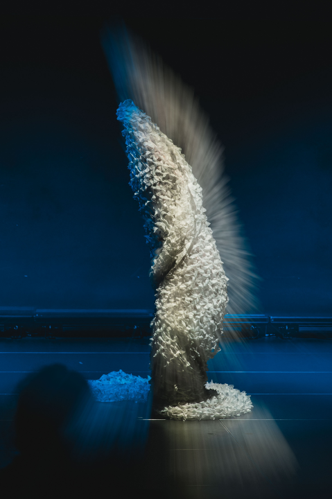 Neverbalna fantazija u Arsenu u maniri novog cirkusa: Usamljena žena protiv masovnog zla