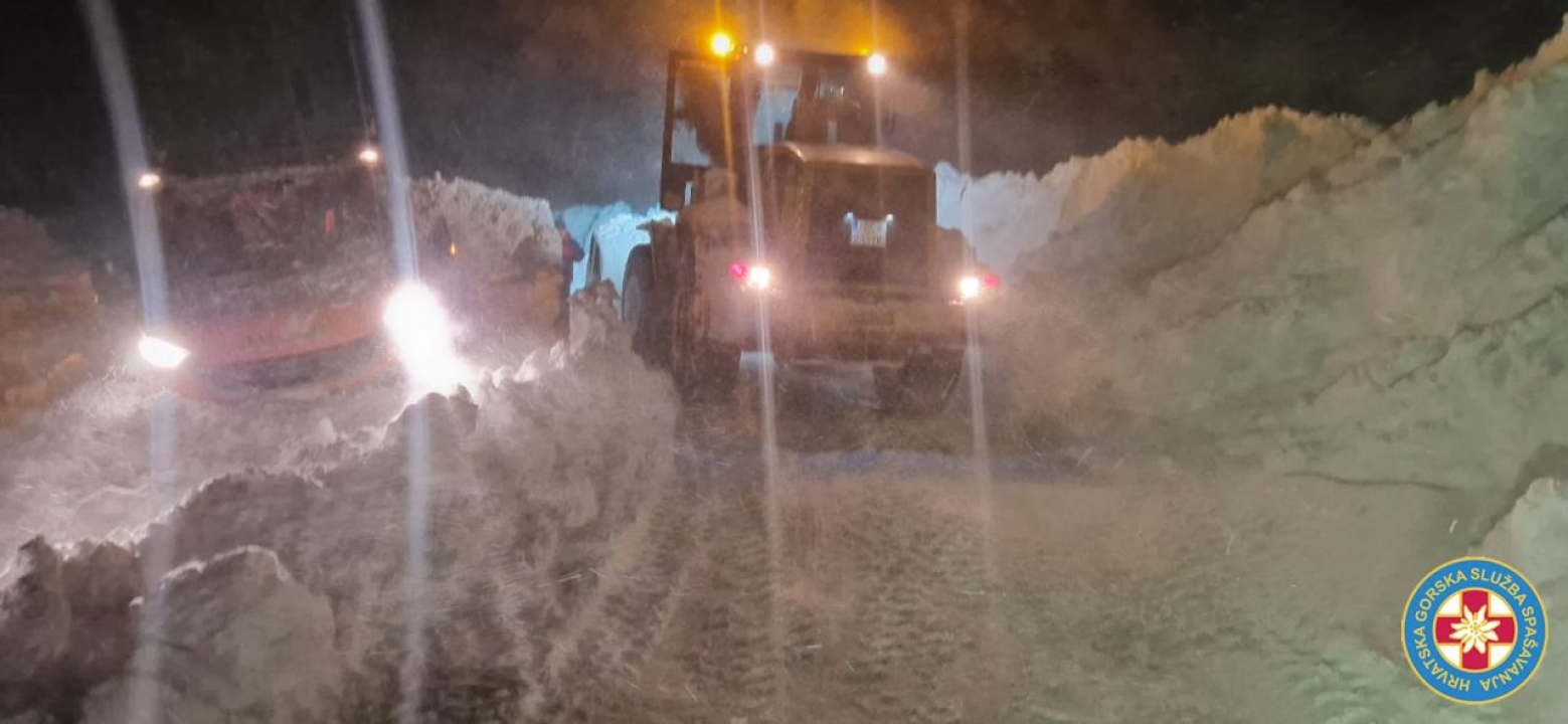 Članovi HGSS stanice Šibenik pomagali ljudima koji su ostali zameteni u snijegu