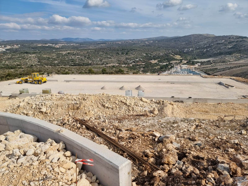 Jedna dobra, jedna loša vijest iz Primoštena: Na vidikovcu Gospe od Loreta novi parking, s njega ukraden bakar