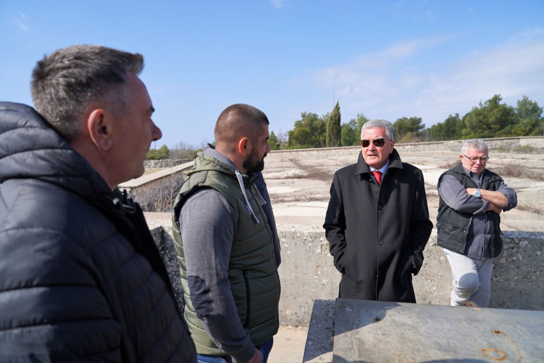Gradonačelnik Burić i direktor Vodovoda Martinović posjetili Vrsno: Priprema za izgradnju vodovodne mreže  