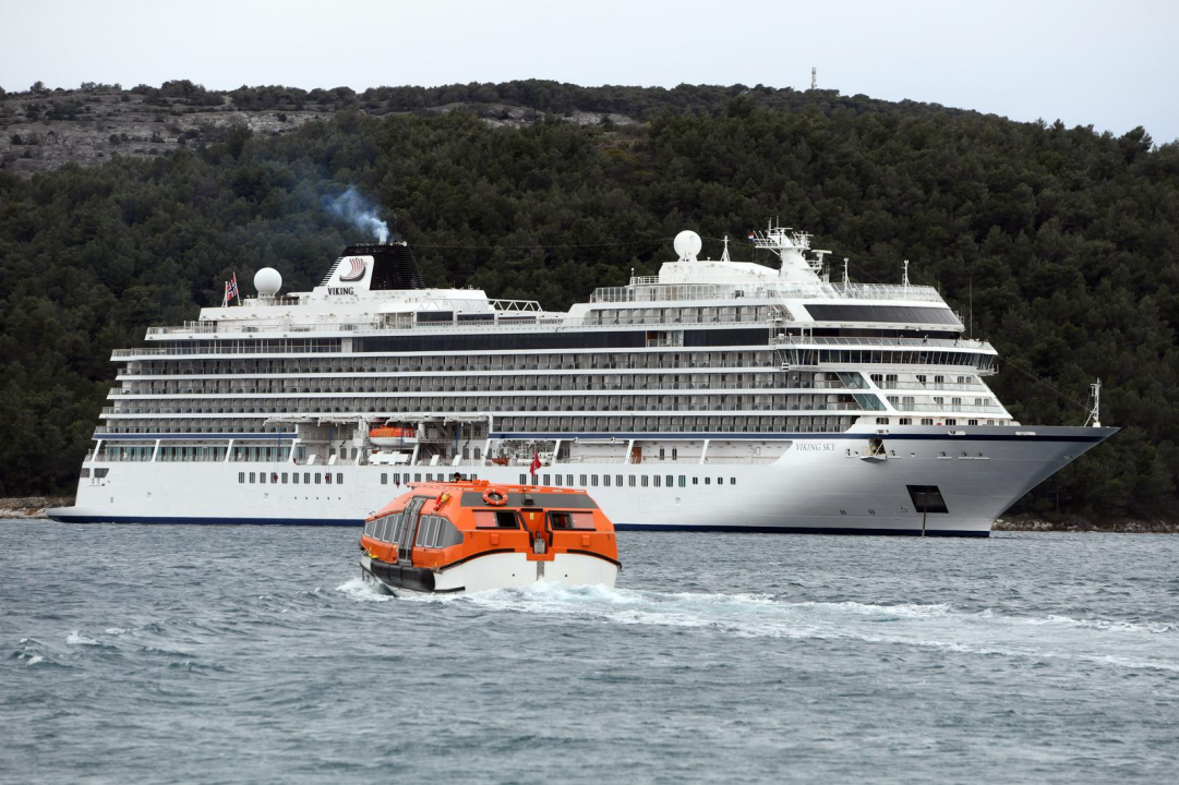 Stigao prvi ovogodišnji kruzer: Nije uspio doći do Šibenika, usidrio se kod Zablaća