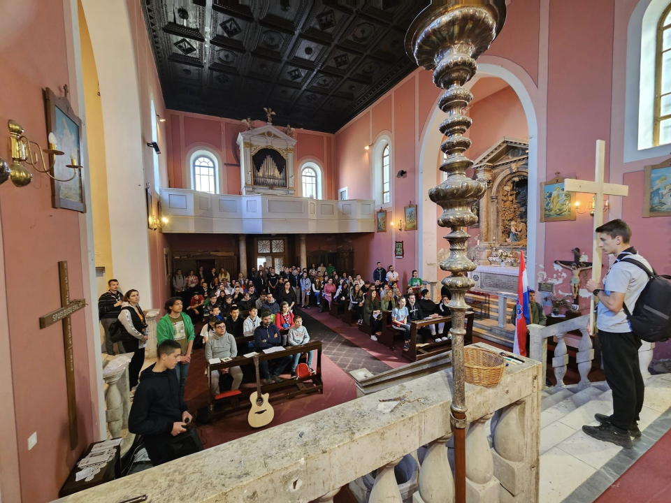 Križni put mladih Šibenske biskupije od katedrale do Okita