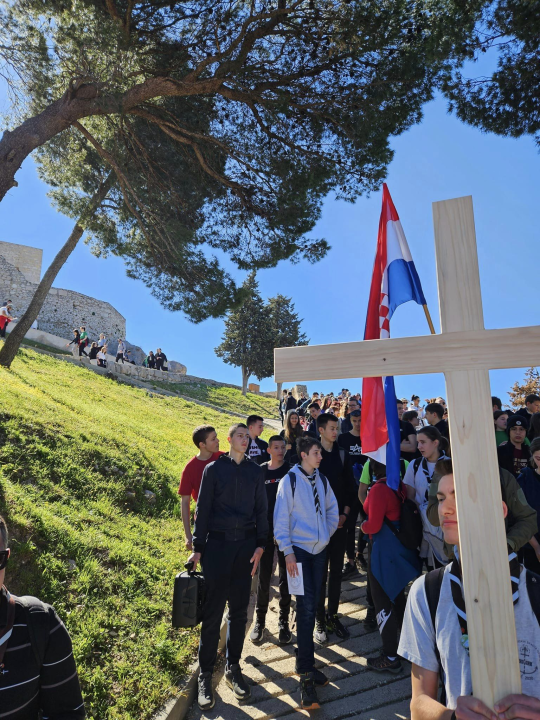 Križni put mladih Šibenske biskupije od katedrale do Okita