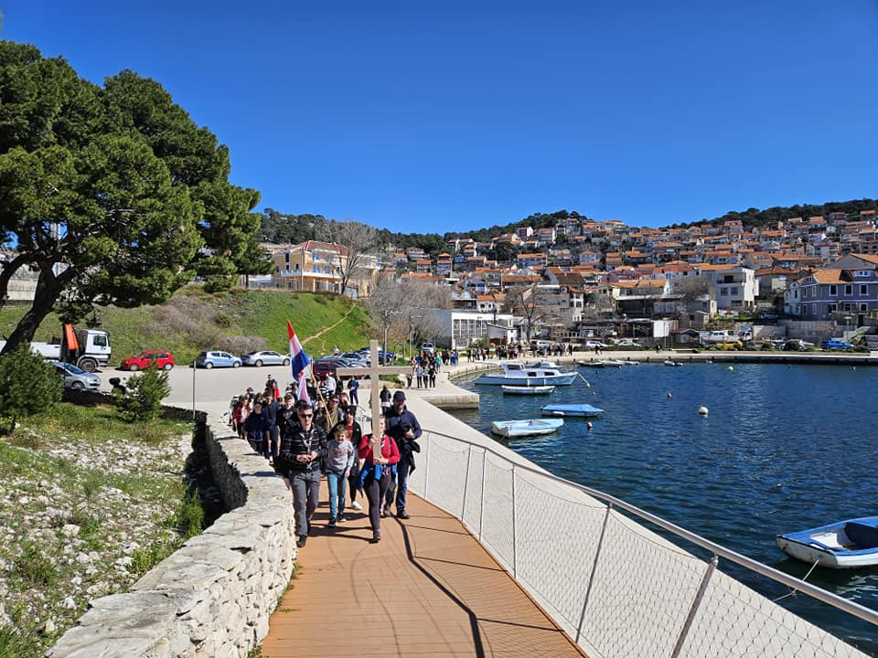 Križni put mladih Šibenske biskupije od katedrale do Okita