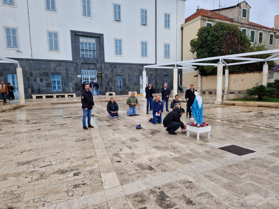 Kontraprosvjednici držali transparent 'Sloboda narodu', molitelji se pojačali 'vodičkim umjetnikom' Matešom 