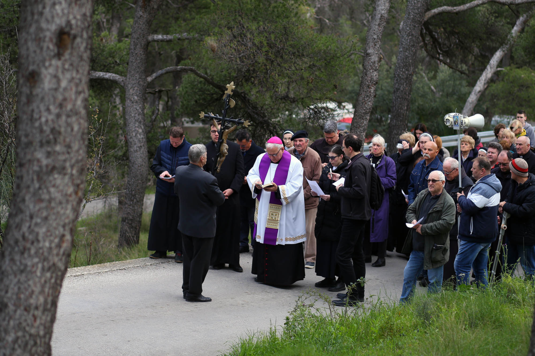 Održan Križni put za vjernike Šibenske biskupije