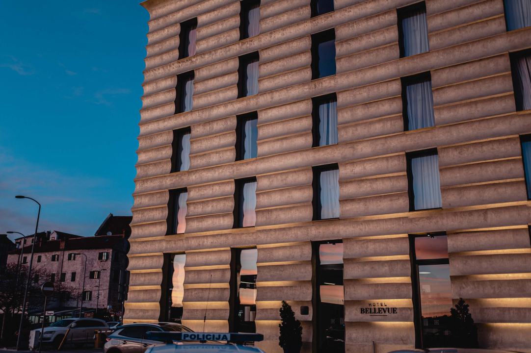 U očaravajućem zalasku uz orkansku buru neki su uživali u kratkim hlačama