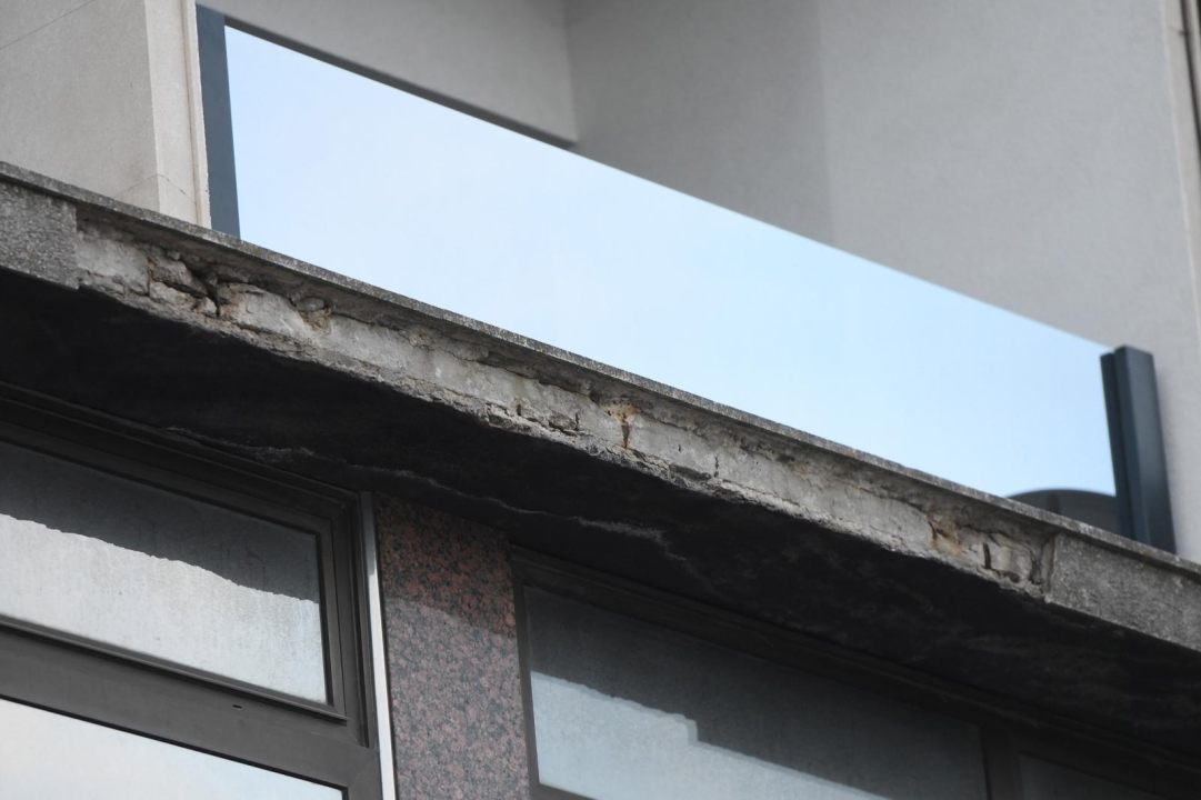 Bura srušila komade stare fasade sa zgrade poviše Kuće umjetnosti Arsen