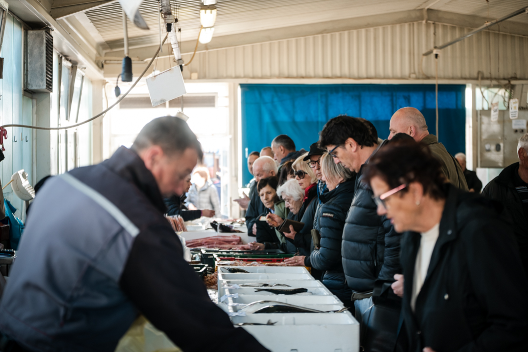 Bura učinila svoje: Veliki petak je, ali ponuda na šibenskoj peškariji nije bila bogzna što 