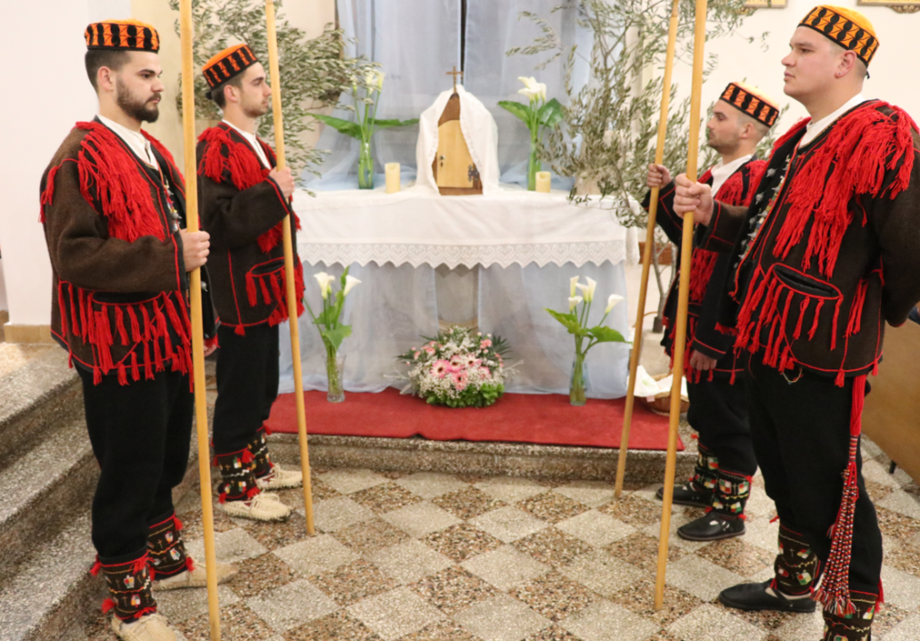 Čuvari Kristova groba u narodnim nošnjama njeguju tradiciju u Mirloviću
