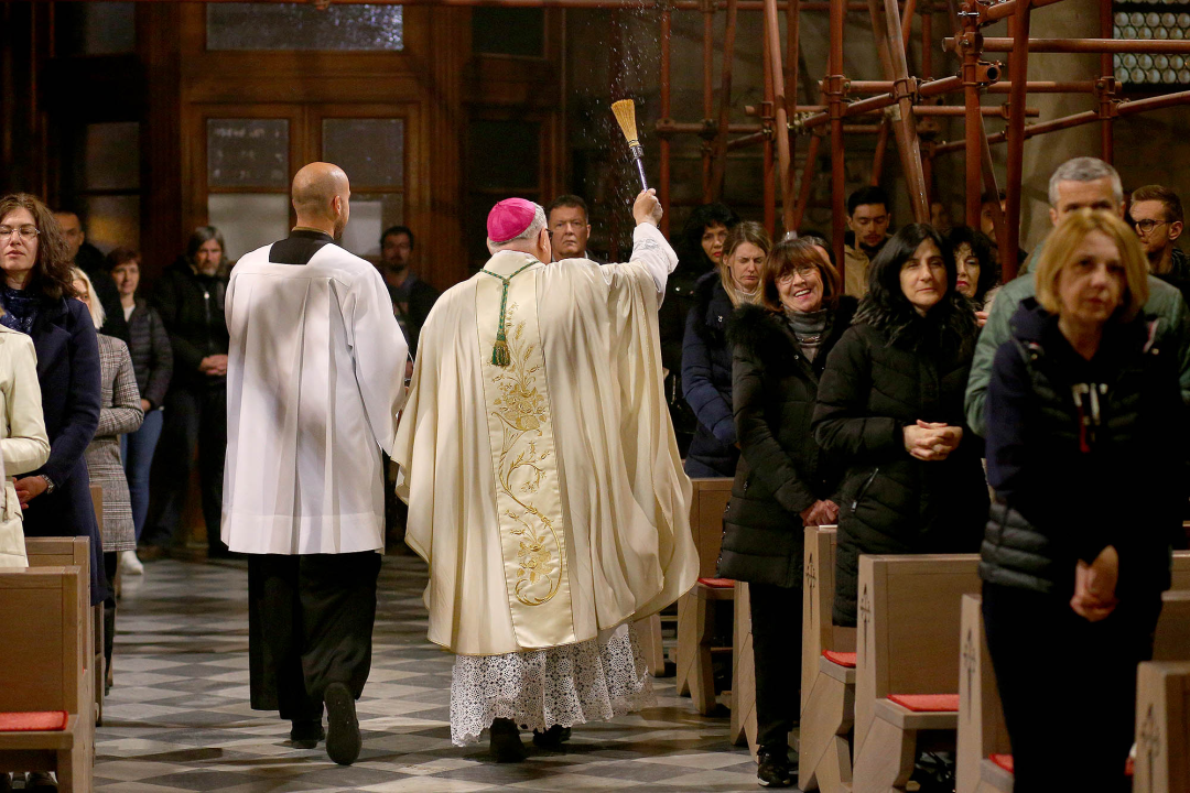 Biskup predvodio vazmeno bdijenje, četiri para vjenčana