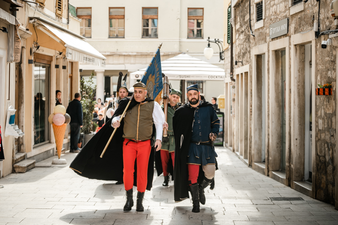 Tradicionalni šibenski Uskrsni doručak uz mega fritaju, domaća jela i slastice 