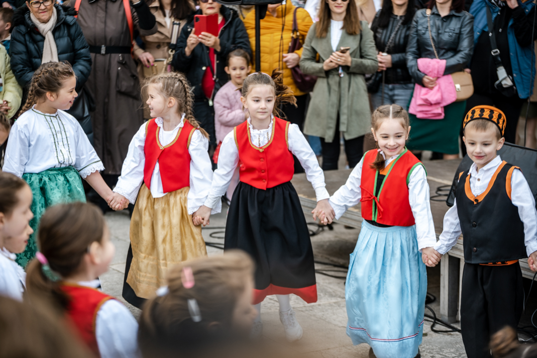 Tradicionalni šibenski Uskrsni doručak uz mega fritaju, domaća jela i slastice 