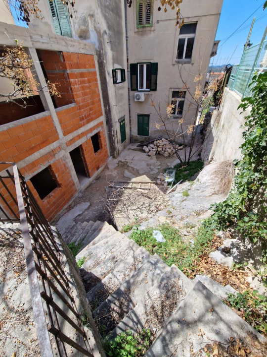 Prodaje se prostrani stan na jedinstvenoj lokaciji u centru Šibenika!