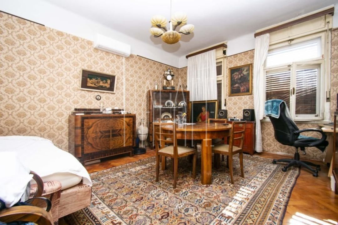 Prodaje se prostrani stan na jedinstvenoj lokaciji u centru Šibenika!