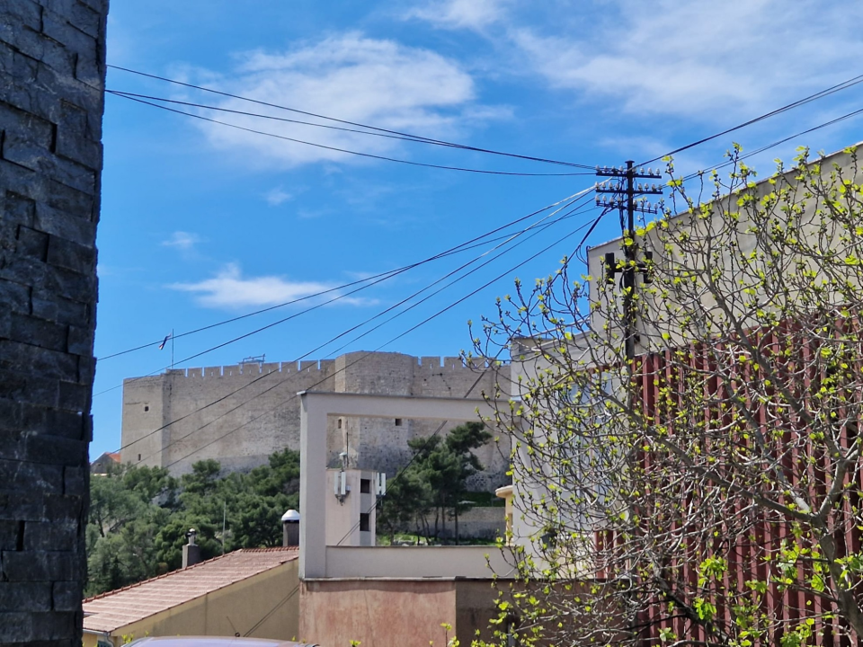 Prodaje se prostrani stan na jedinstvenoj lokaciji u centru Šibenika!