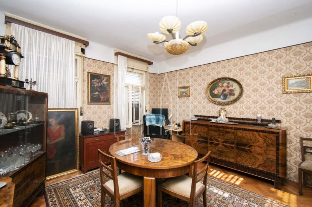 Prodaje se prostrani stan na jedinstvenoj lokaciji u centru Šibenika!