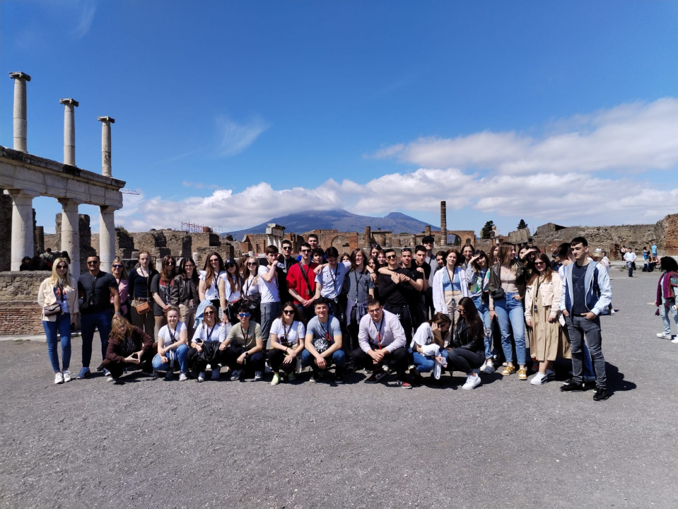 Šibenski gimnazijalci na izletu u Italiji: Obišli Rim, Napulj, Pompeje, Pisu...