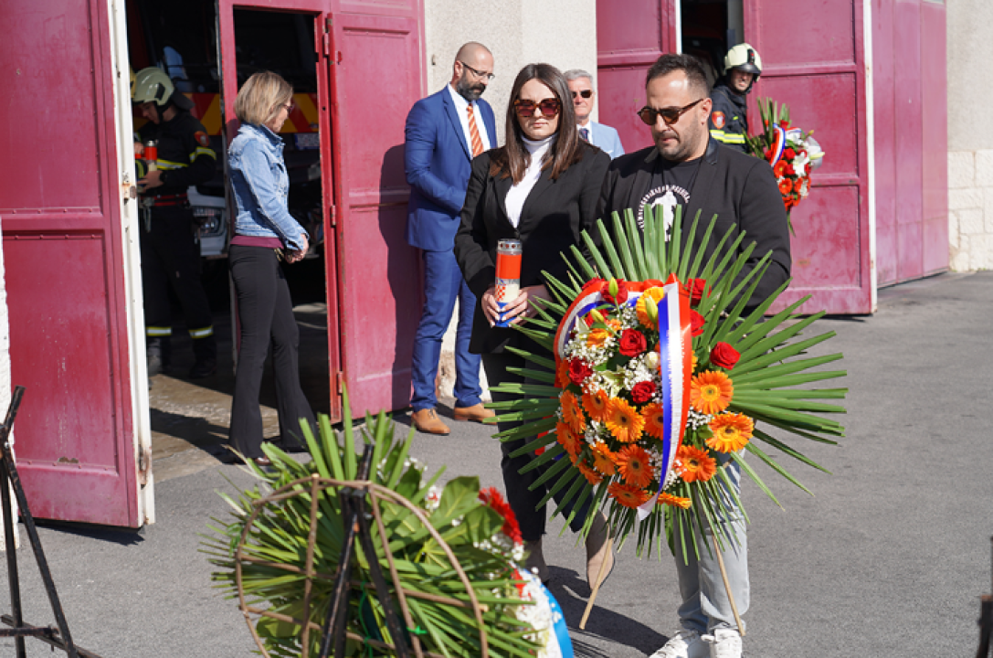 U Šibeniku položeni vijenci u spomen na sve stradale i umrle vatrogasce