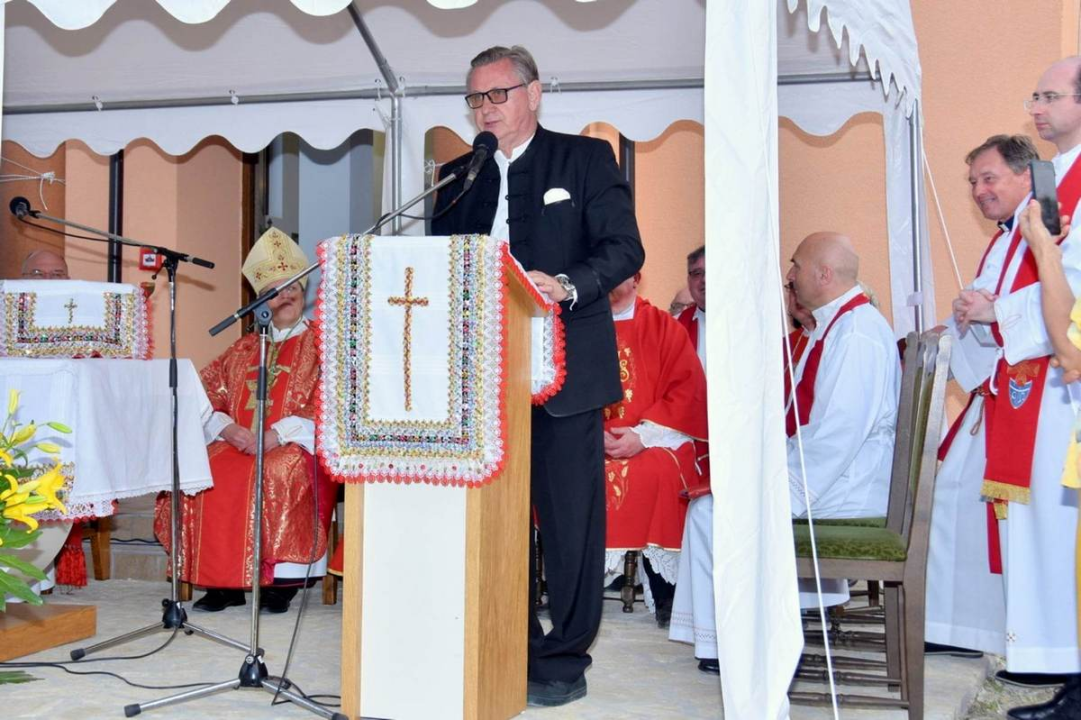 Vukšićki bećari donirali kameni križ, krstionicu i benkovački kamen za novu crkvu u Baranji