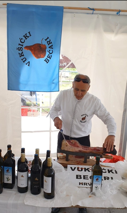 Vukšićki bećari donirali kameni križ, krstionicu i benkovački kamen za novu crkvu u Baranji