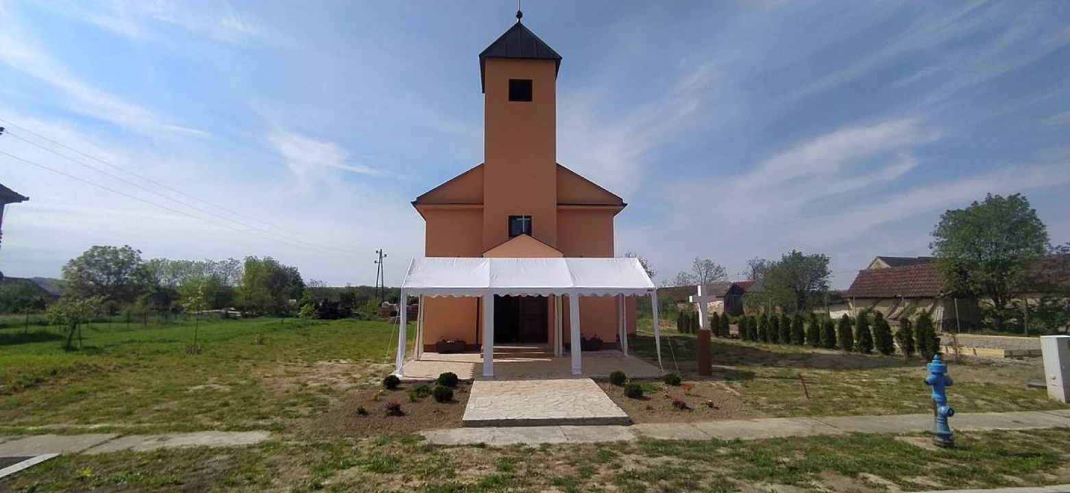 Vukšićki bećari donirali kameni križ, krstionicu i benkovački kamen za novu crkvu u Baranji