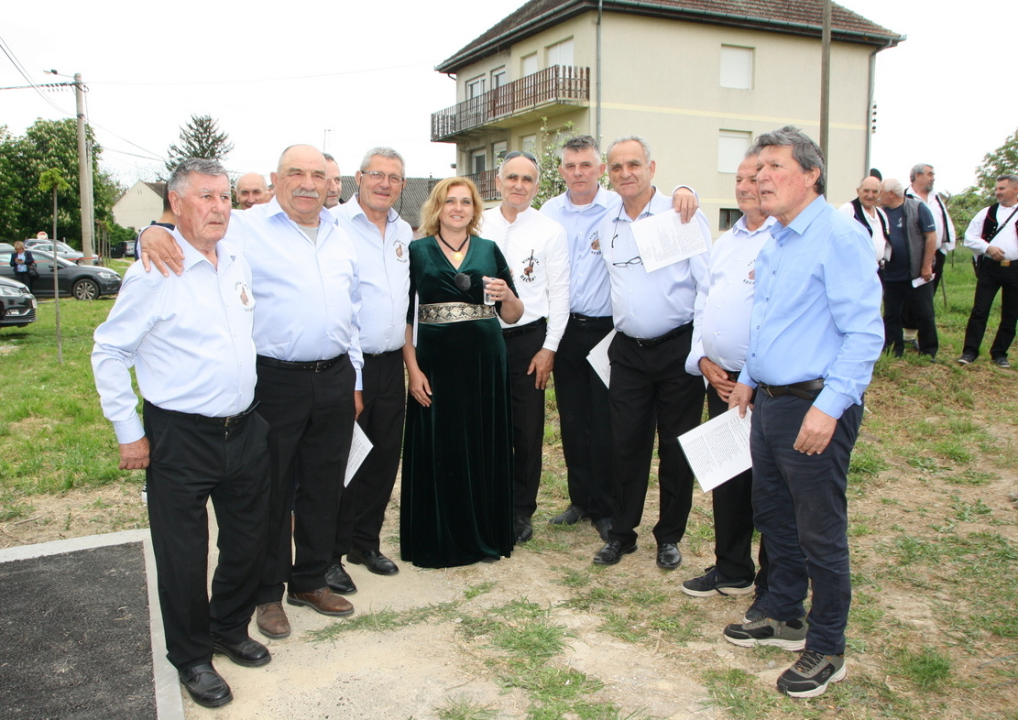 Vukšićki bećari donirali kameni križ, krstionicu i benkovački kamen za novu crkvu u Baranji