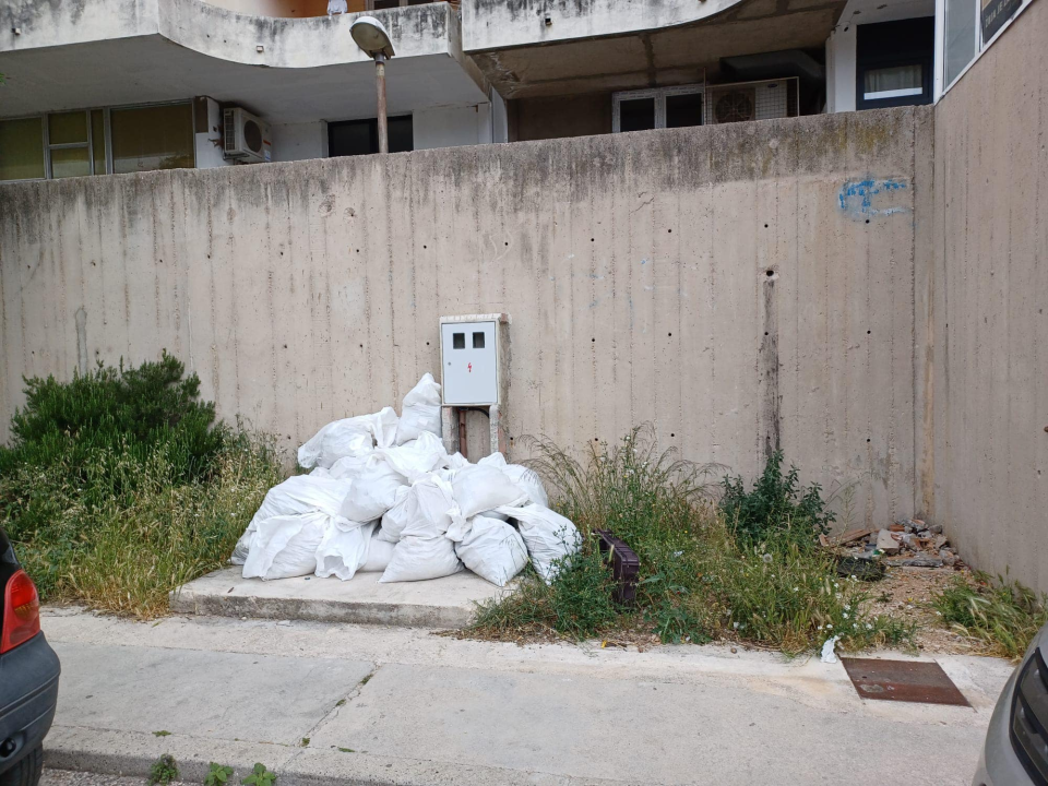 S hrpe smeća na Šubićevcu ‘nestala’ wc školjka, a ostavljen papirić: ‘Naručen je odvoz šute’