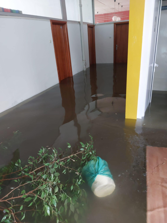 Voda ušla u srednju školu u Obrovcu, do osnovne se ne može ni prići