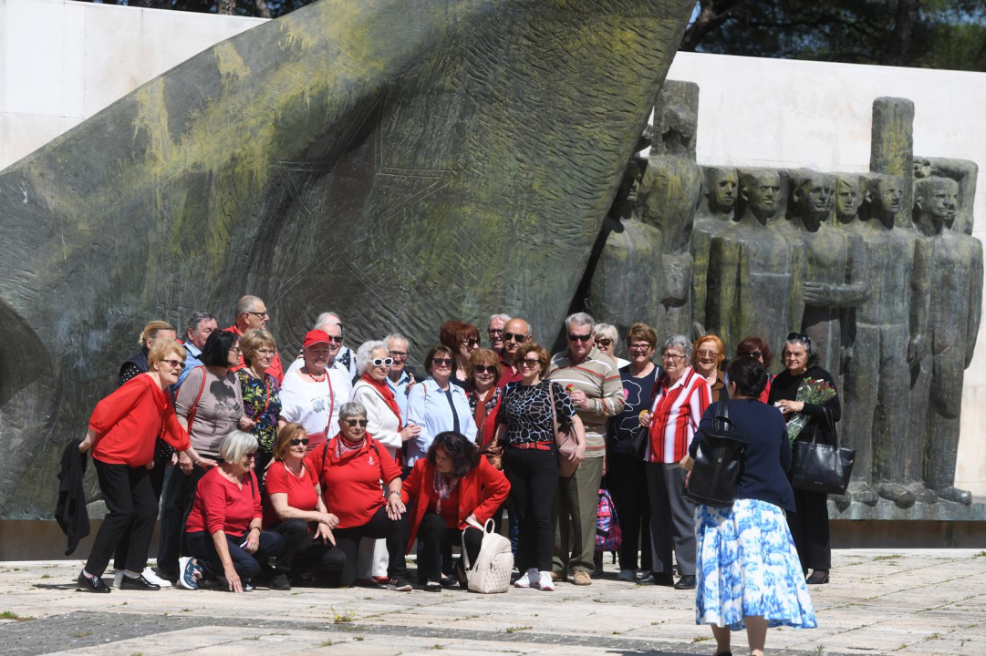 Položeni vijenci u spomen na Radu Končara i još 42 strijeljana antifašista na Šubićevcu
