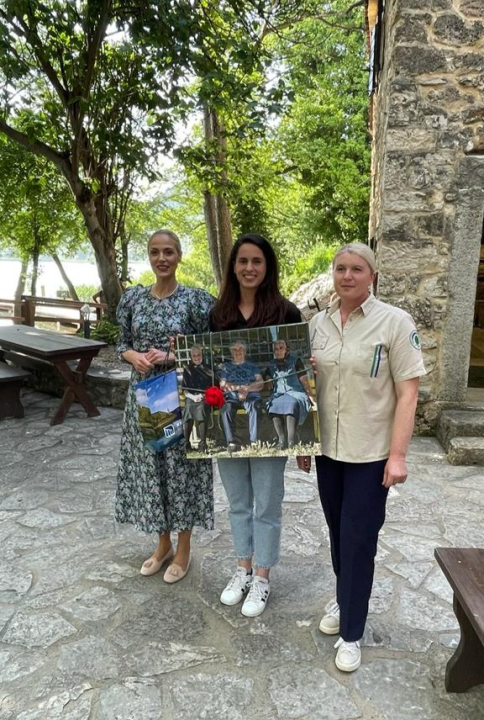 Krka spaja generacije: U NP 'Krka' ispunili želju posjetiteljici i poklonili joj staru bakinu fotografiju 