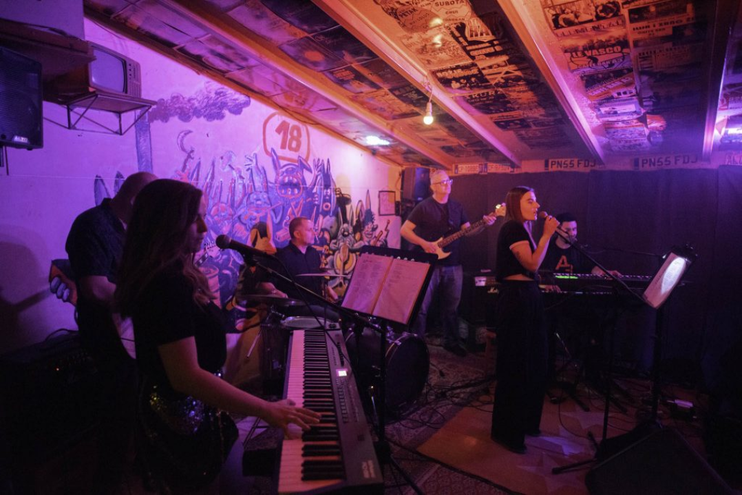 Večer za pamćenje u Kninu uz KoiKoi, The Alibor i odličnu izložbu