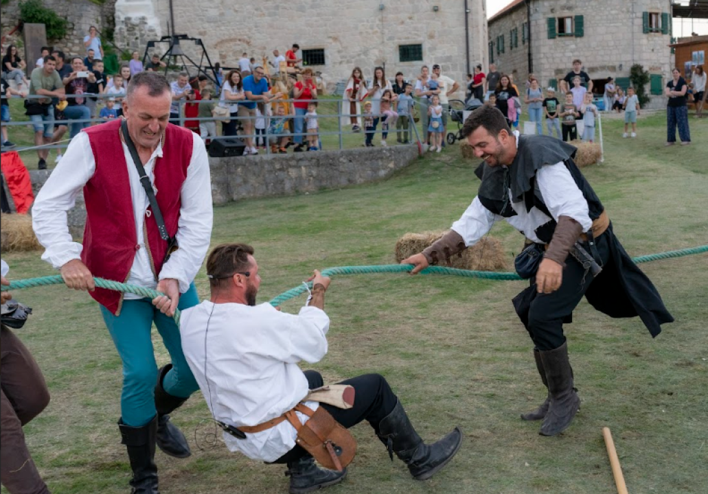 Otvoreni Zvonimirovi dani u Kninu: Jahanje, mačevanje, glagoljica...