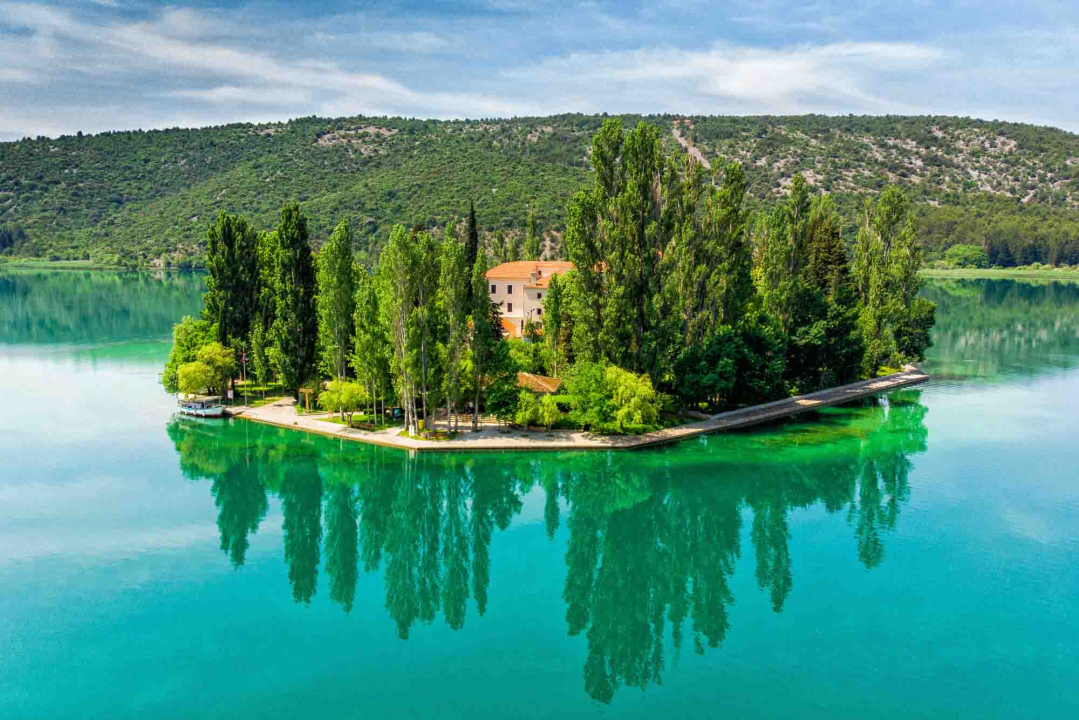 Biciklom, hodom ili brodom – načini su na koji možete obilaziti Nacionalni parka „Krka“!