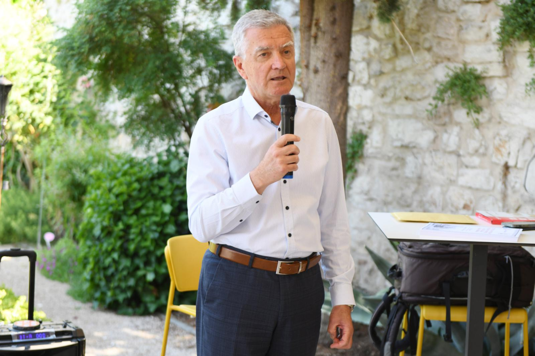 Druženje gradonačelnika i mladih, uspješnih šibenskih sportaša u vrtu Sv. Lovre