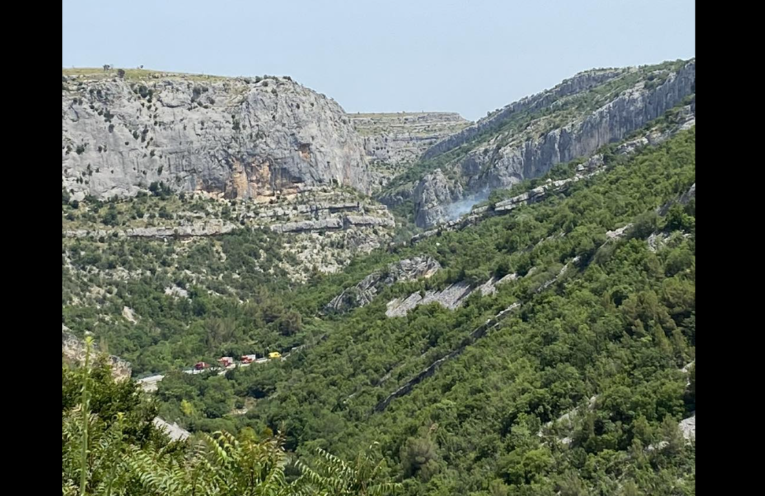 Helikopter koji se srušio u kanjon Čikole zapeo za zipline: Traje potraga za trećim putnikom, uskoro istraga