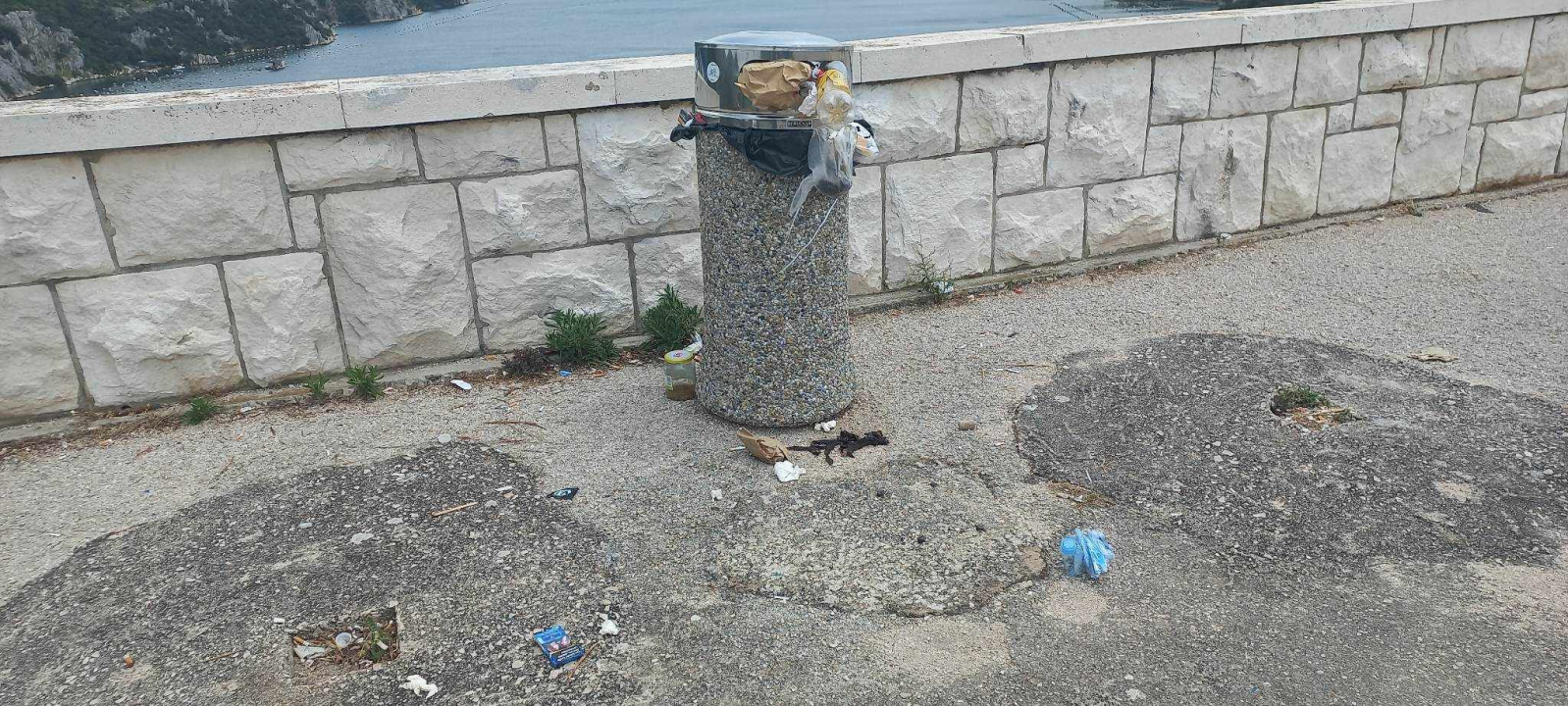 Uz prepune kante smeća, sa Šibenskog mosta pruža se prekrasna panorama Šibenika